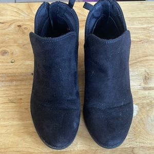 Old navy black short boots for kids 5/$25 💜